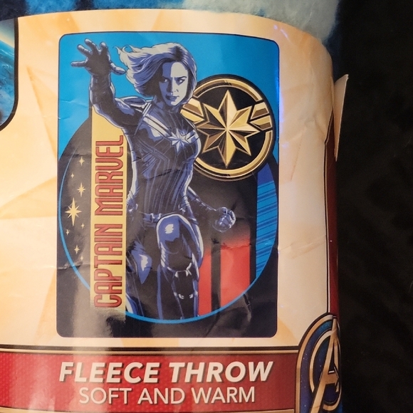 Marvel Captain Marvel Blue and White Fleece Throw - Picture 2 of 3